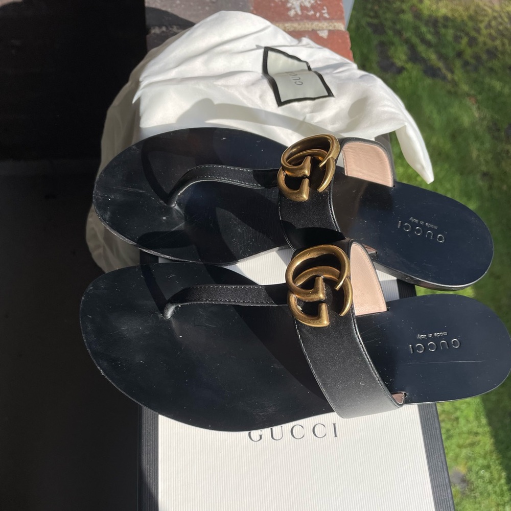 Gucci leather thong sandal with double G
